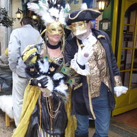 Ein Paar steht vor dem Eingang des Pubs und trägt barocke Kostüme