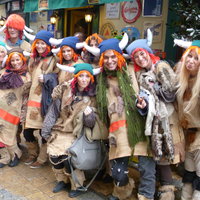 Eine Gruppe steht vor dem Pub auf der Straße, alle sind als Wikinger verkleidet
